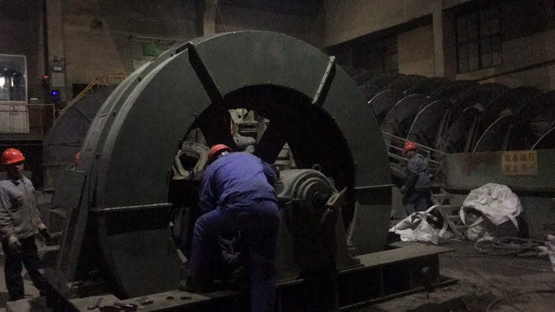 皇豫集团 工人 在某单位  现场维修 高压电机